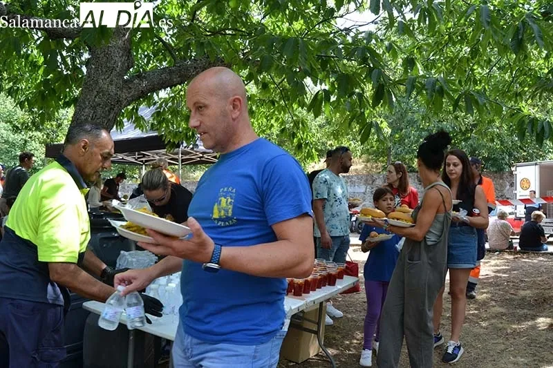 Foto 10 - Rotundo &eacute;xito de la paella solidaria en B&eacute;jar