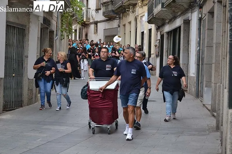 Foto 11 - Explosi&oacute;n de j&uacute;bilo en el colorido arranque de las fiestas en B&eacute;jar