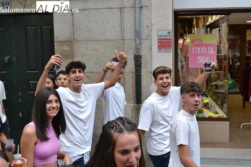 Foto 5 - Explosi&oacute;n de j&uacute;bilo en el colorido arranque de las fiestas en B&eacute;jar