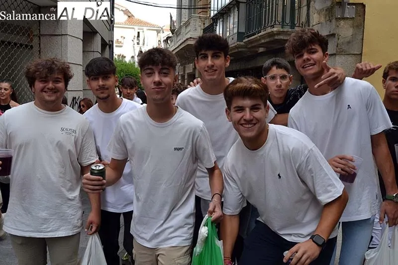 Foto 7 - Explosi&oacute;n de j&uacute;bilo en el colorido arranque de las fiestas en B&eacute;jar