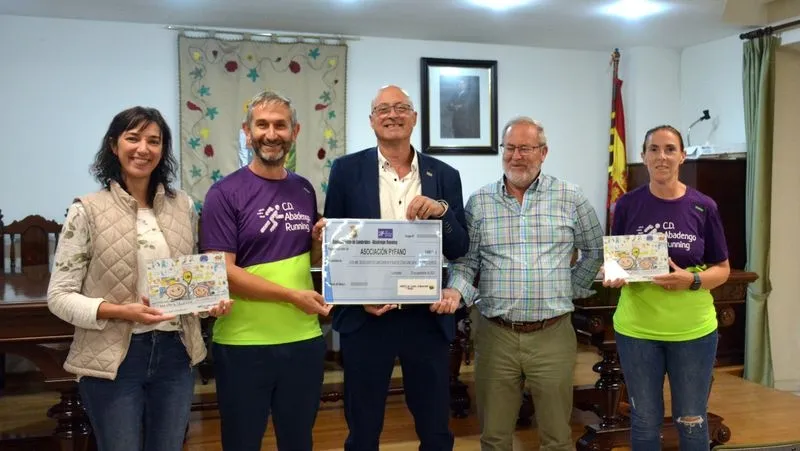 La entrega del cheque a Pyfano se realizó en el ayuntamiento de Lumbrales