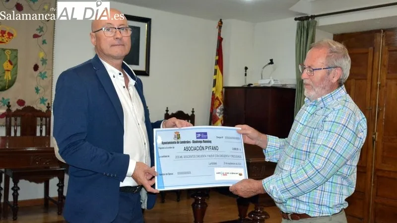 Foto 4 - Pyfano recibe 2.659 euros recaudados en el ToroMarat&oacute;n de Lumbrales
