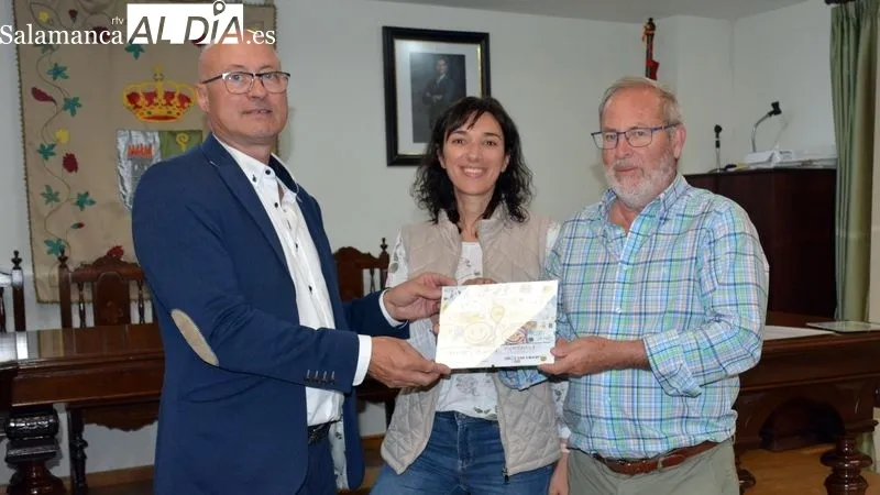 Foto 2 - Pyfano recibe 2.659 euros recaudados en el ToroMarat&oacute;n de Lumbrales