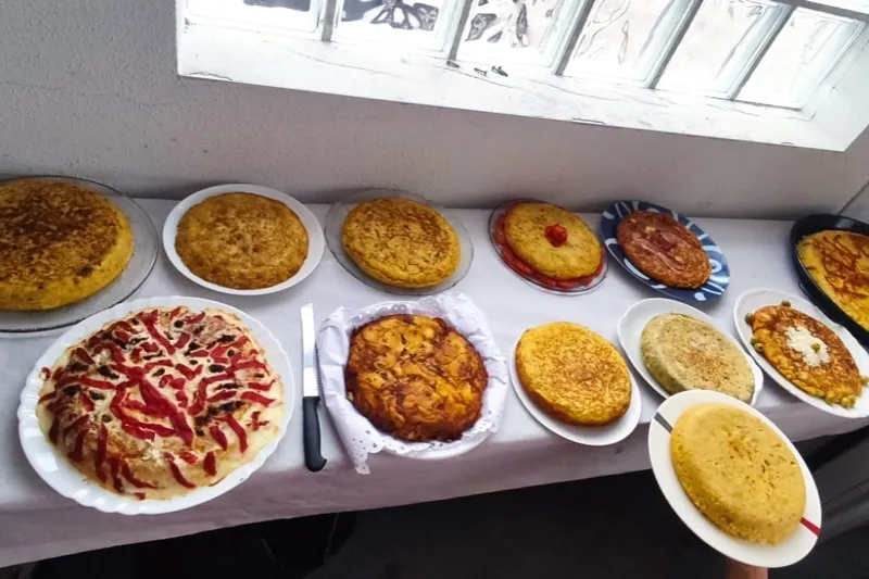 Villoria celebraba un llamativo concurso de tortillas de patata y una exposición de vehículos este sábado