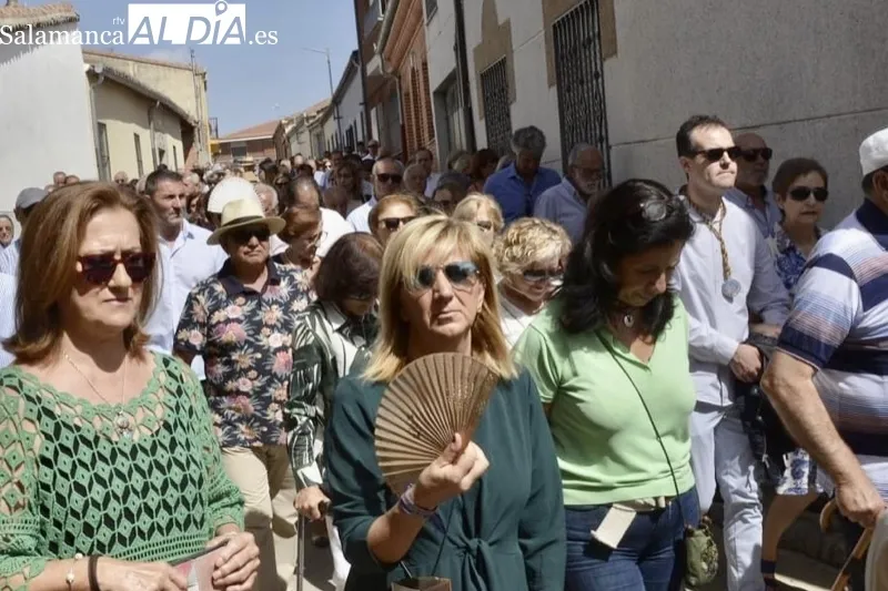 Foto 4 - Macotera se echa a las calles con sus mejores galas para honrar a su patrona, la Virgen de la Encina, con su esperada proces&iacute;&oacute;n y una paellada popular