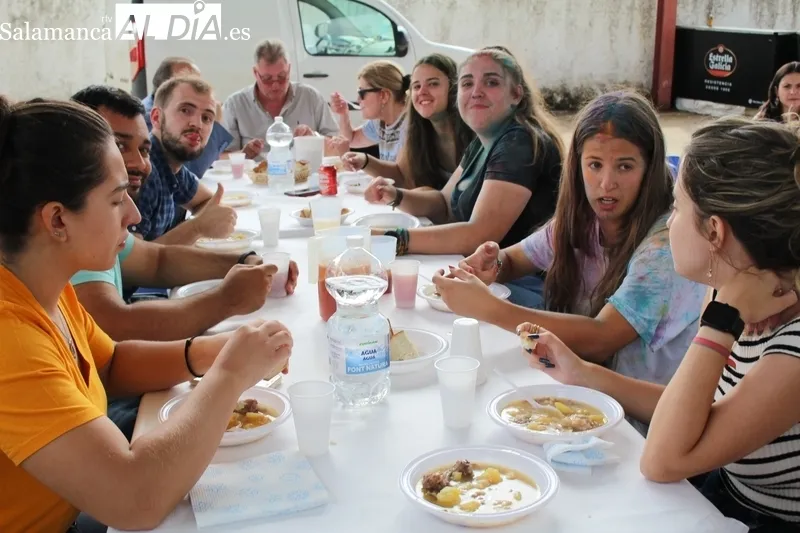 Los vecinos de Fuenteliante disfrutan este domingo de los últimos actos de las fiestas en honor a la Virgen del Rosario / SILVESTRE