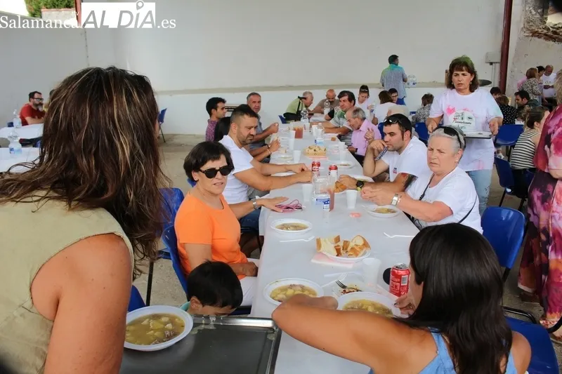 Los vecinos de Fuenteliante disfrutan este domingo de los últimos actos de las fiestas en honor a la Virgen del Rosario / SILVESTRE