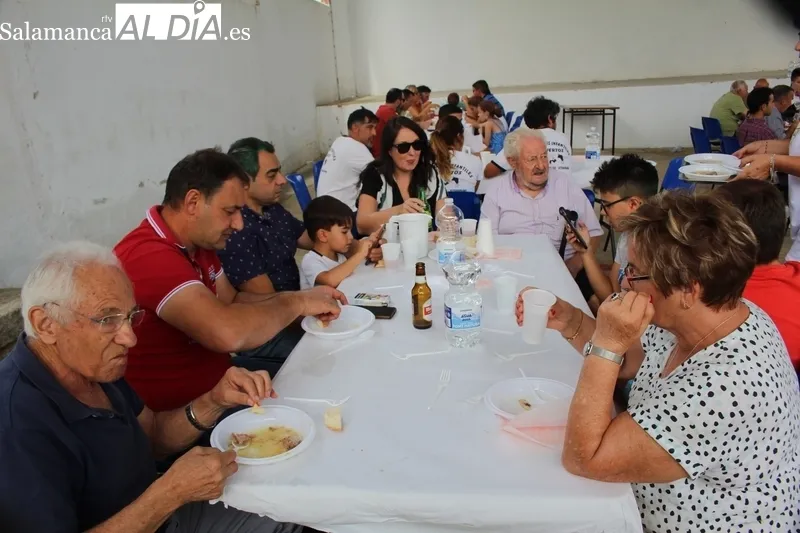 Los vecinos de Fuenteliante disfrutan este domingo de los últimos actos de las fiestas en honor a la Virgen del Rosario / SILVESTRE