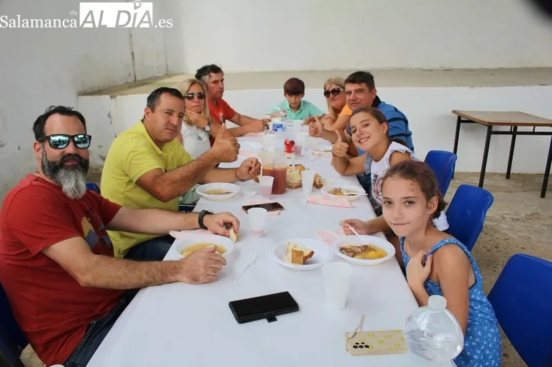 Los vecinos de Fuenteliante disfrutan este domingo de los últimos actos de las fiestas en honor a la Virgen del Rosario / SILVESTRE