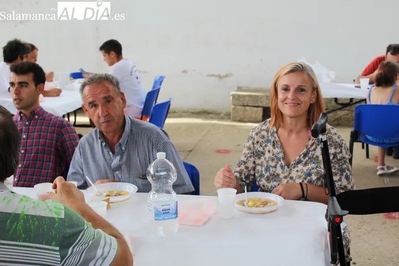Los vecinos de Fuenteliante disfrutan este domingo de los últimos actos de las fiestas en honor a la Virgen del Rosario / SILVESTRE