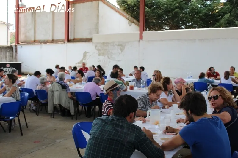 Los vecinos de Fuenteliante disfrutan este domingo de los últimos actos de las fiestas en honor a la Virgen del Rosario / SILVESTRE