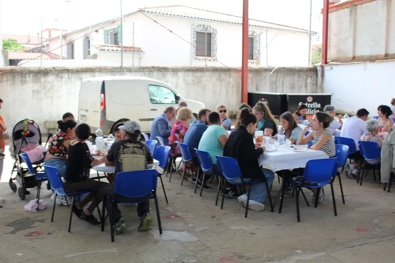 Los vecinos de Fuenteliante disfrutan este domingo de los últimos actos de las fiestas en honor a la Virgen del Rosario / SILVESTRE