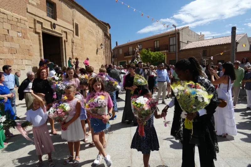 Foto 7 - Villoria se engalana festejar de manera multitudinaria a su patrona, la Virgen de la Vega