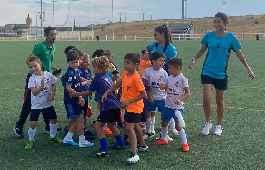 Foto 2 - El equipo m&aacute;s peque&ntilde;o del Ciudad Rodrigo CF arranca los entrenamientos