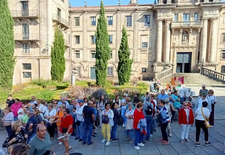 Foto 2 - Un total de 55 personas descubren los rincones m&aacute;s bellos de Galicia de la mano del Barrio Nuevo