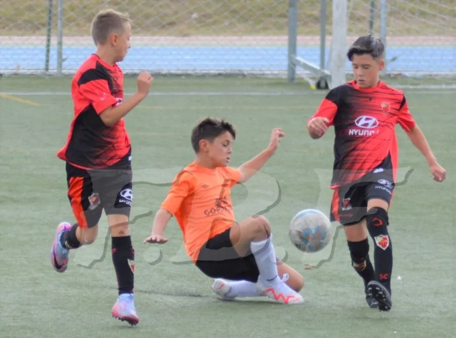 Foto 7 - Los equipos de F&uacute;tbol 7 del Ciudad Rodrigo CF disputan sus primeros amistosos de pretemporada
