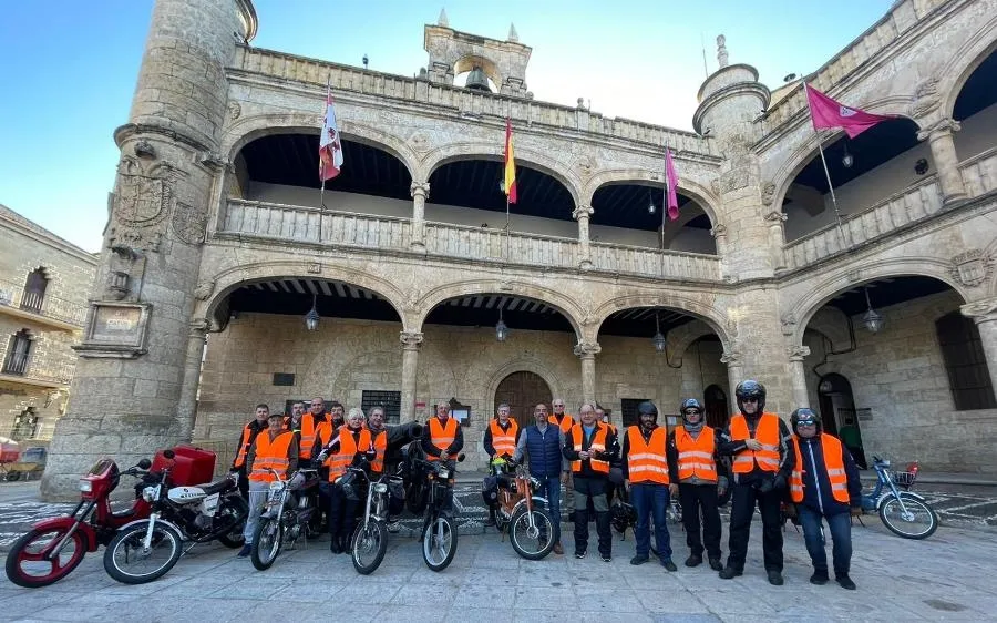 Foto 2 - El Raid Solidario en Ciclomotor de Proyecto Hombre hace parada en Ciudad Rodrigo