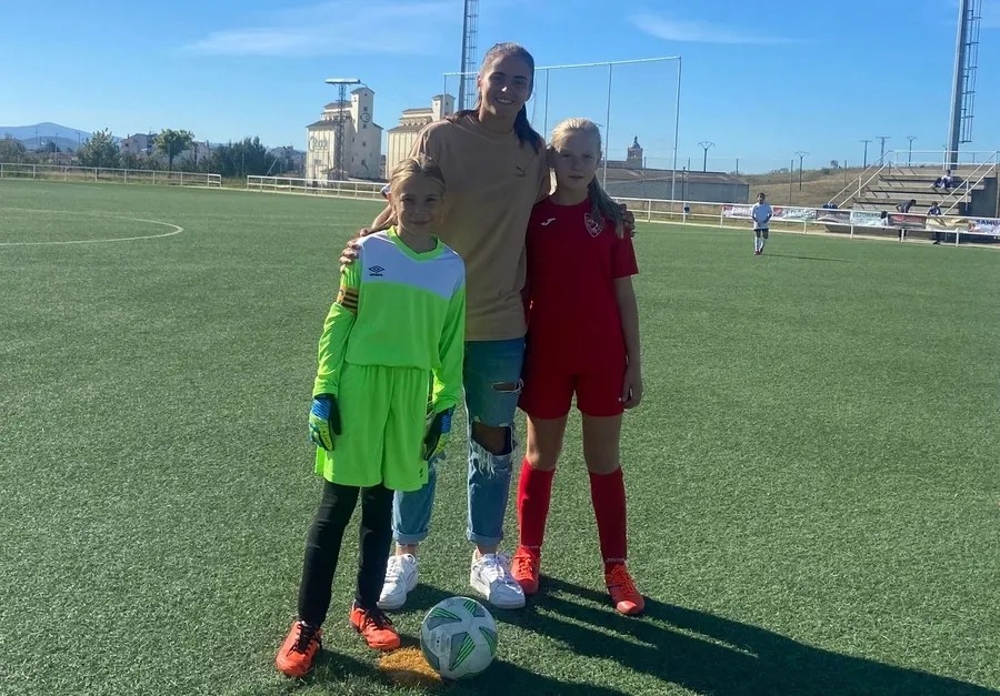 Foto 2 - El nuevo Alev&iacute;n Femenino del Ciudad Rodrigo CF juega su primer partido