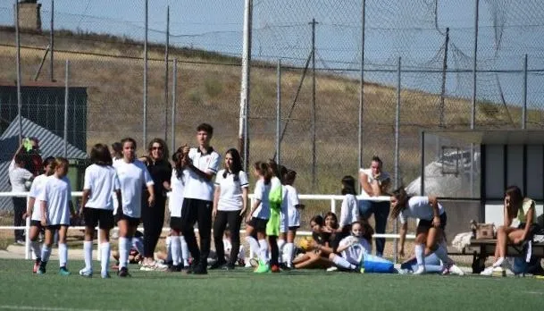 Foto 4 - El nuevo Alev&iacute;n Femenino del Ciudad Rodrigo CF juega su primer partido