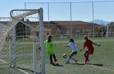 Foto 5 - El nuevo Alev&iacute;n Femenino del Ciudad Rodrigo CF juega su primer partido