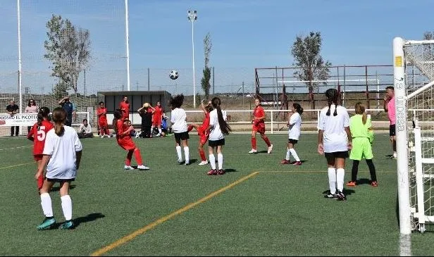 Foto 6 - El nuevo Alev&iacute;n Femenino del Ciudad Rodrigo CF juega su primer partido