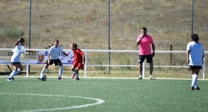 Foto 7 - El nuevo Alev&iacute;n Femenino del Ciudad Rodrigo CF juega su primer partido