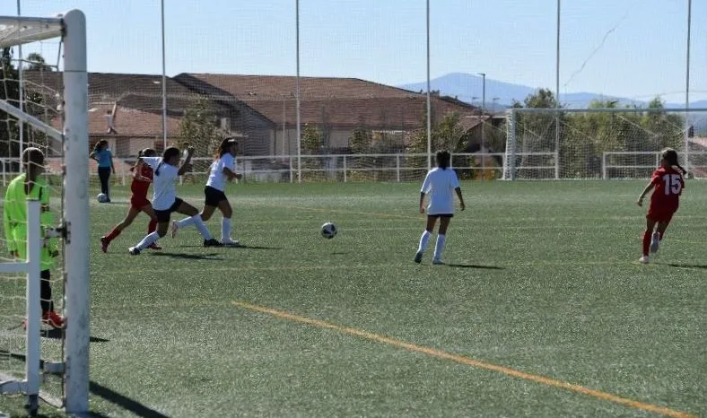 Foto 8 - El nuevo Alev&iacute;n Femenino del Ciudad Rodrigo CF juega su primer partido