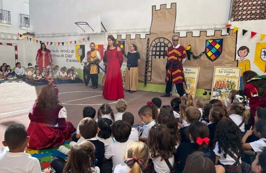 Foto 6 - Misioneras-Santa Teresa recibe a Rodericus con castillo propio y los profesores vestidos para la ocasi&oacute;n