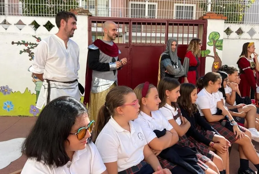 Foto 7 - Misioneras-Santa Teresa recibe a Rodericus con castillo propio y los profesores vestidos para la ocasi&oacute;n