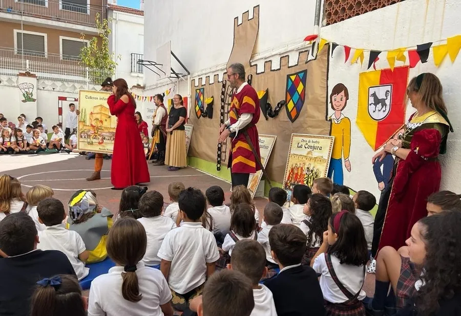Foto 8 - Misioneras-Santa Teresa recibe a Rodericus con castillo propio y los profesores vestidos para la ocasi&oacute;n