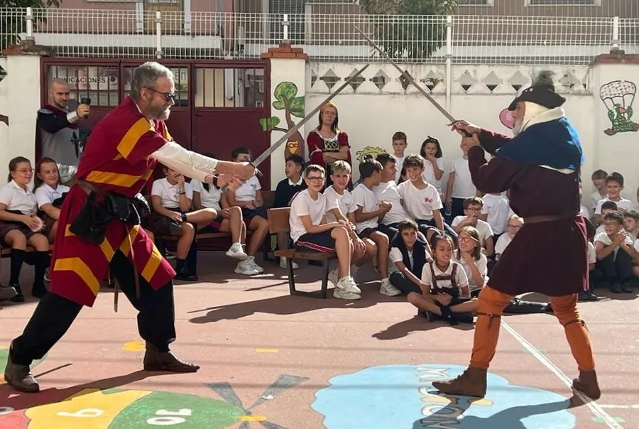 Foto 9 - Misioneras-Santa Teresa recibe a Rodericus con castillo propio y los profesores vestidos para la ocasi&oacute;n