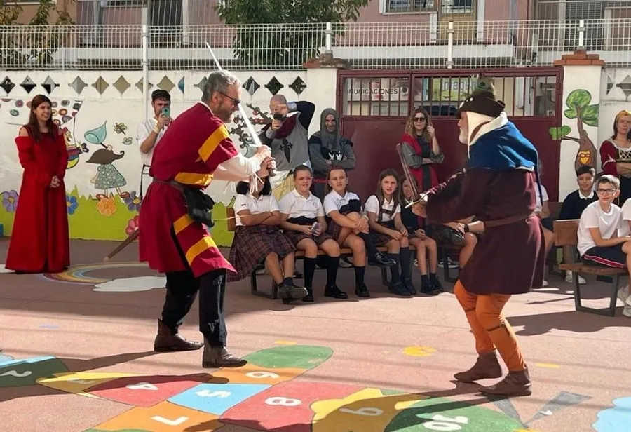 Foto 10 - Misioneras-Santa Teresa recibe a Rodericus con castillo propio y los profesores vestidos para la ocasi&oacute;n
