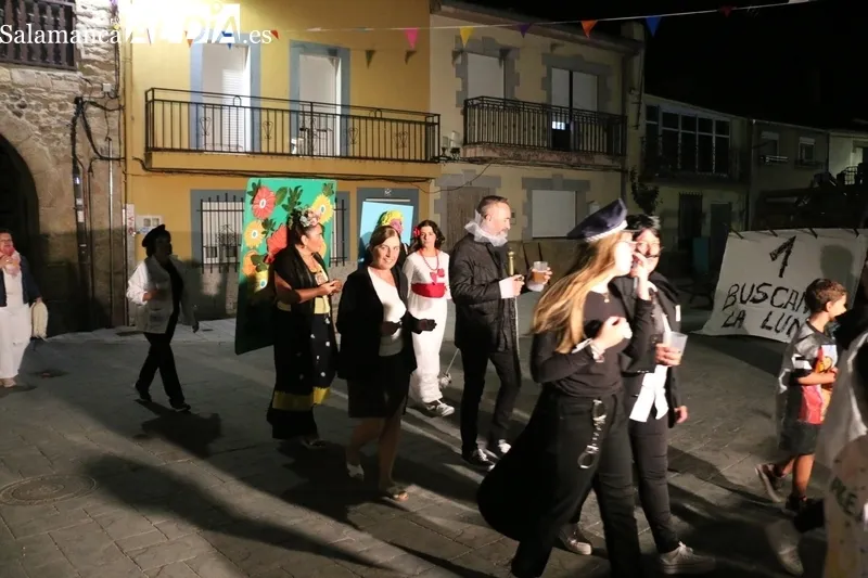 Participativo desfile de carrozas en Pereña de la Ribera / CORRAL