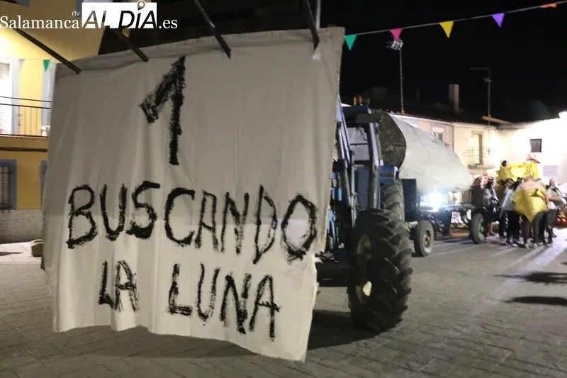 Participativo desfile de carrozas en Pereña de la Ribera / CORRAL