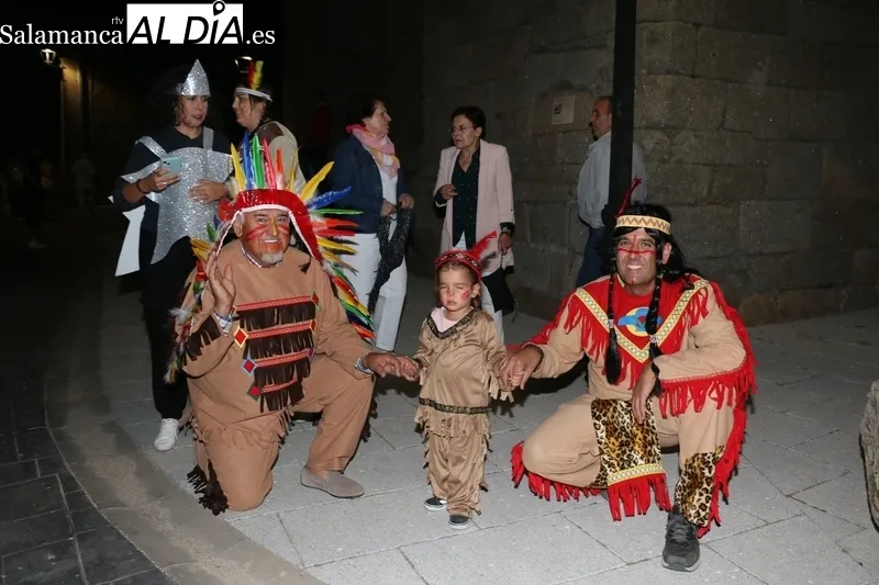 Participativo desfile de carrozas en Pereña de la Ribera / CORRAL