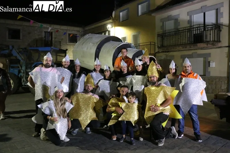 Participativo desfile de carrozas en Pereña de la Ribera / CORRAL