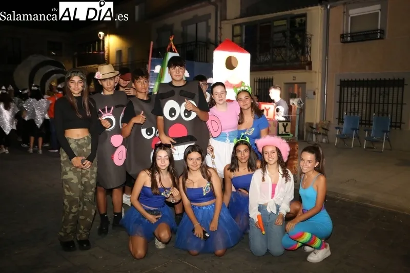 Participativo desfile de carrozas en Pereña de la Ribera / CORRAL