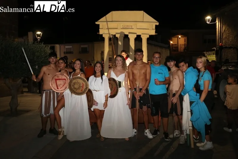 Participativo desfile de carrozas en Pereña de la Ribera / CORRAL