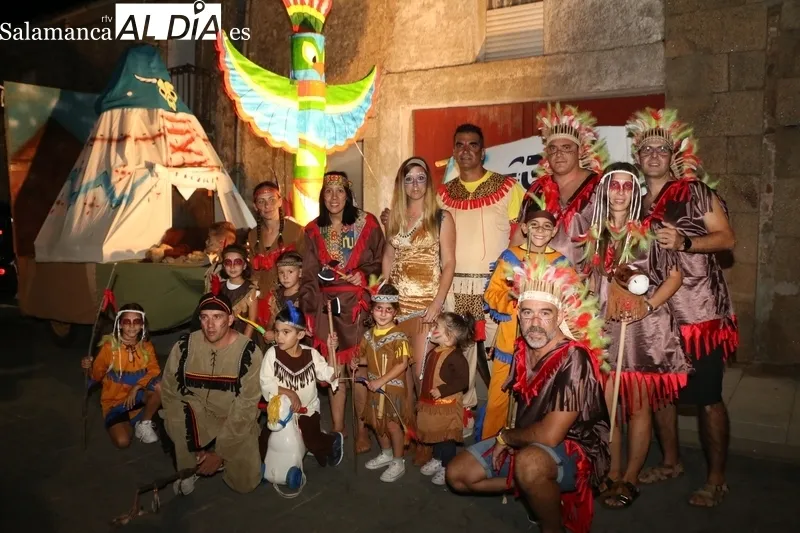 Participativo desfile de carrozas en Pereña de la Ribera / CORRAL