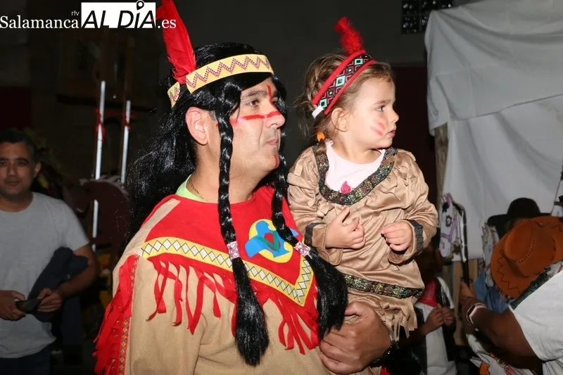 Participativo desfile de carrozas en Pereña de la Ribera / CORRAL
