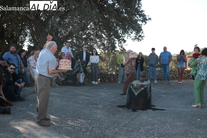 Divertida subasta de roscas en honor a la Virgen del Rosario en Sardón de los Frailes / CORRAL