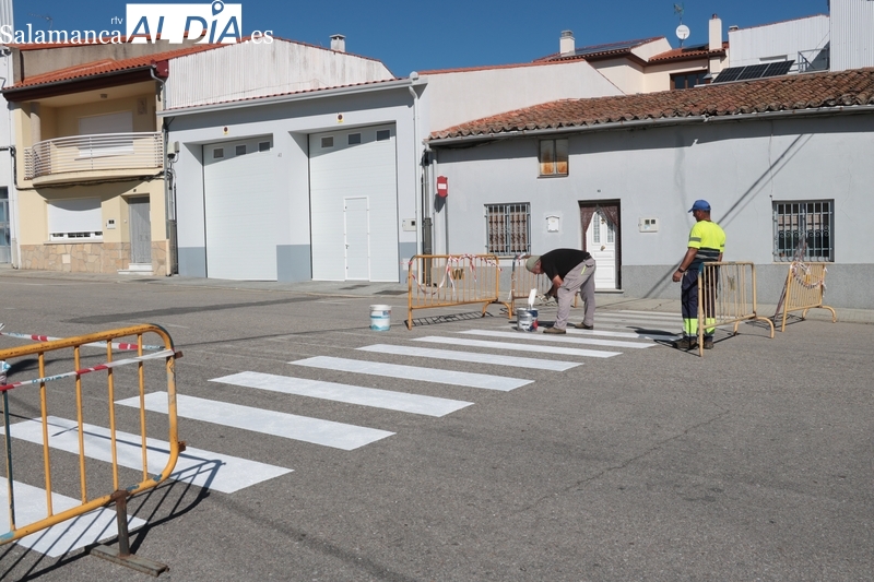 Pintados los pasos de cebra de la calle Humilladero y su confluencia con la calle Moral  / CORRAL 