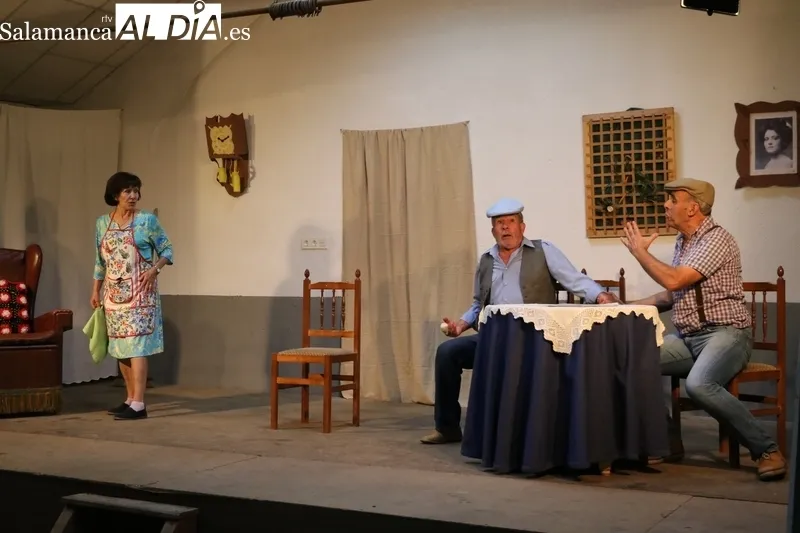 Representación de 'La edad del pavosaurio' a cargo  Grupo de Teatro de El Cubo de Don Sancho en Valderrodrigo / CORRAL  