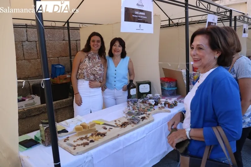 La Feria de la Almendra de Saucelle supera con un nuevo éxito el reto que suponía la celebración de eventos similares en varios lugares de la provincia / CORRAL