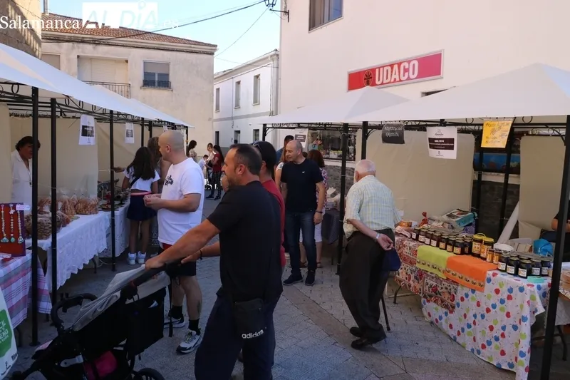La Feria de la Almendra de Saucelle supera con un nuevo éxito el reto que suponía la celebración de eventos similares en varios lugares de la provincia / CORRAL