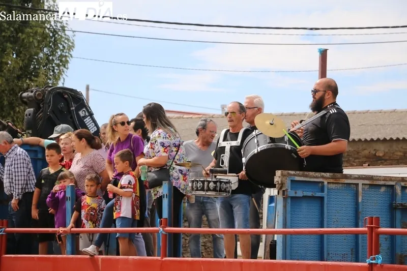 Gran juego el que dieron en el encierro de Villares de Yeltes las reses de Orive, tres vacas y un novillo bien presentado / CORRAL 