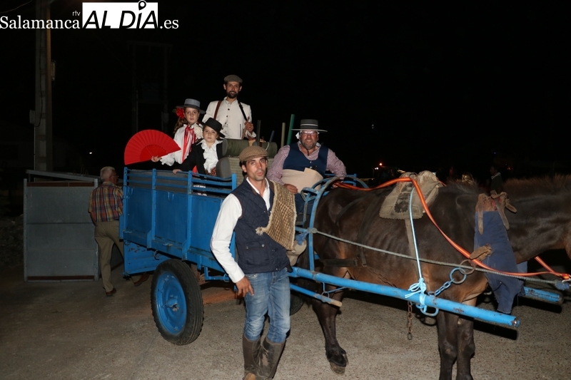 Divertido desfile de carrozas en Valderrodrigo durante sus fiestas de las Madrinas / CORRAL