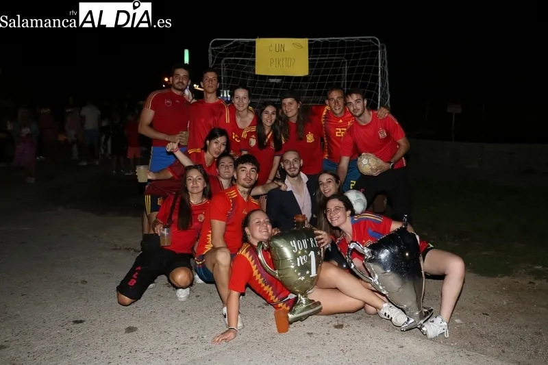 Divertido desfile de carrozas en Valderrodrigo durante sus fiestas de las Madrinas / CORRAL