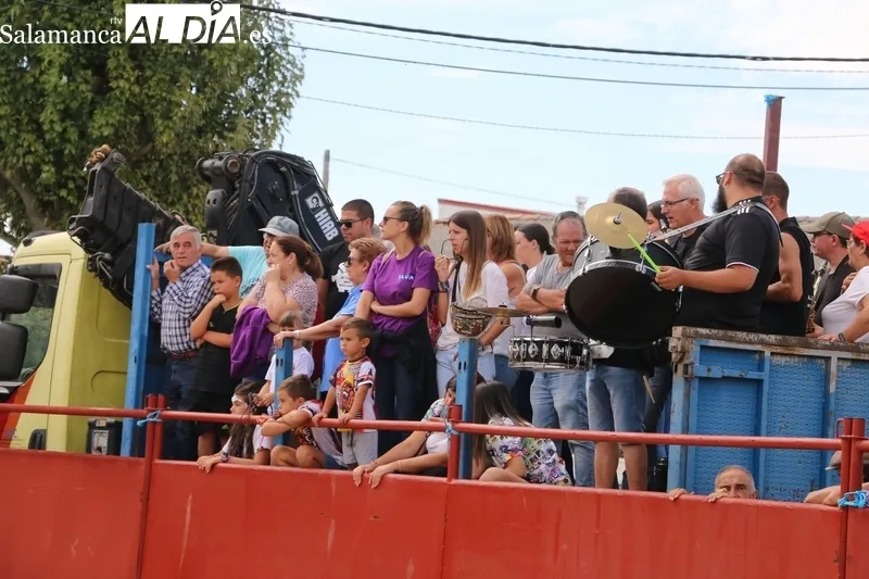 Gran juego el que dieron en el encierro de Villares de Yeltes las reses de Orive, tres vacas y un novillo bien presentado / CORRAL 