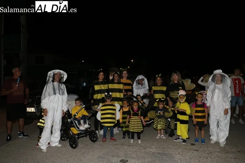 Divertido desfile de carrozas en Valderrodrigo durante sus fiestas de las Madrinas / CORRAL